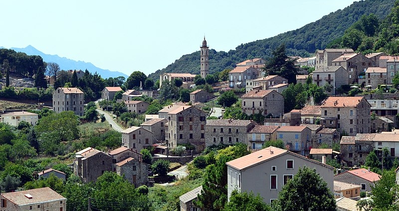 Vue générale du village corse de Levie.