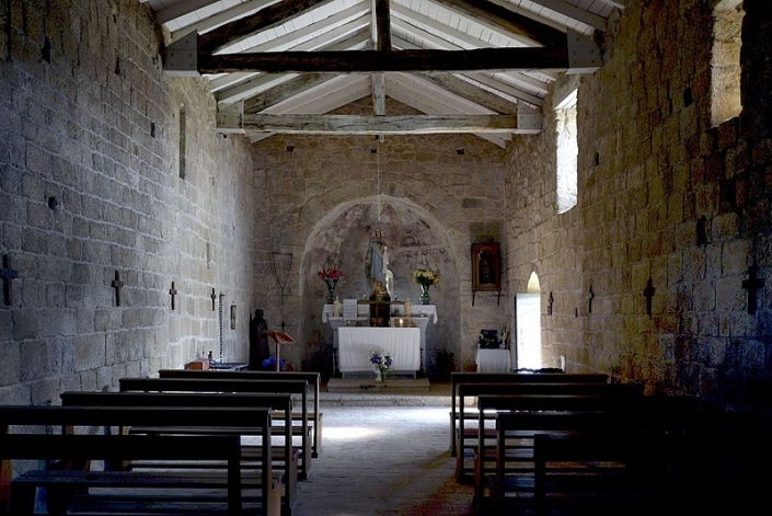 Quenza_intérieur_chapelle_Santa_Maria Intérieur de la chapelle Sainte-Marie du XIe siècle