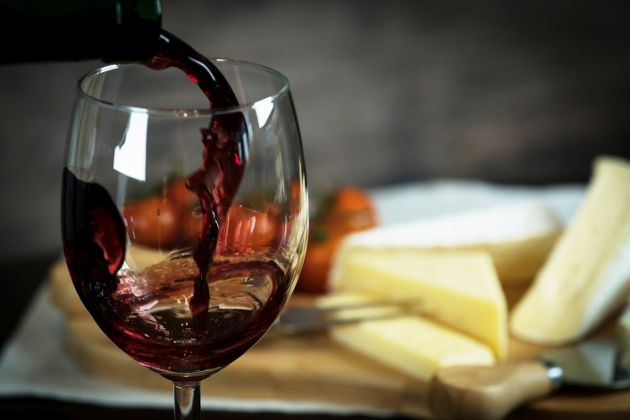 Vin et plateau de fromages